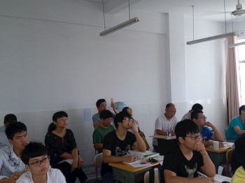 衡东县高中骨干教师访名校培训班与侯宏泉化学名师工作室密切交流